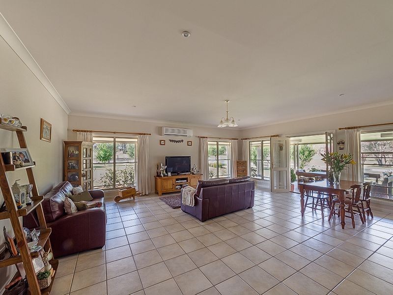 15 Battalion Drive, Cowra NSW 2794