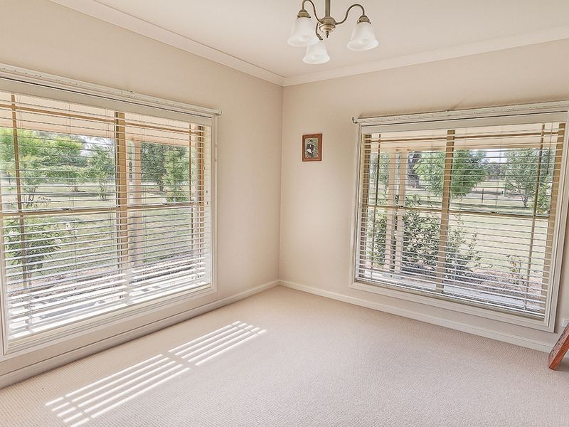 15 Battalion Drive, Cowra NSW 2794