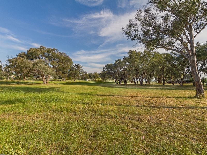 15 Battalion Drive, Cowra NSW 2794