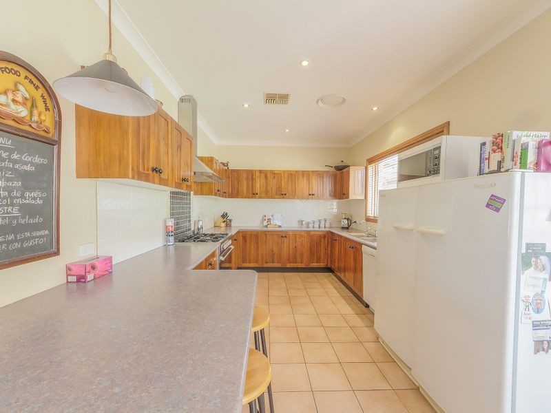 8 Banksia Close, Cowra NSW 2794