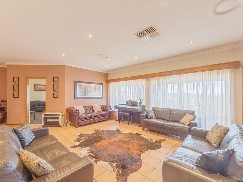 8 Banksia Close, Cowra NSW 2794