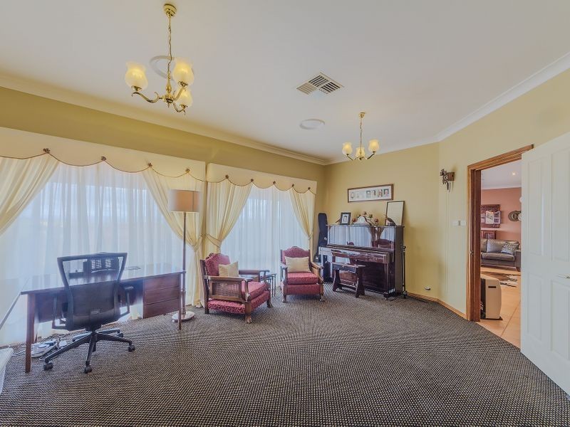 8 Banksia Close, Cowra NSW 2794