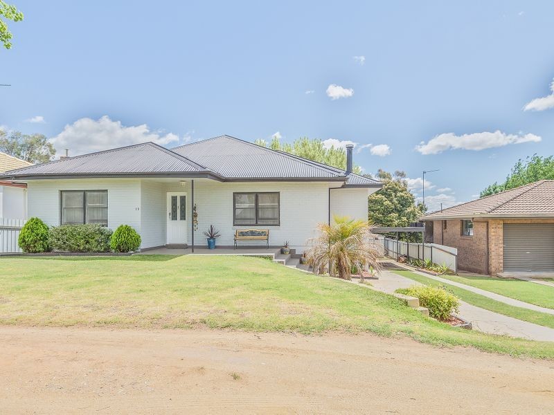 13 Lyall Street, Cowra NSW 2794