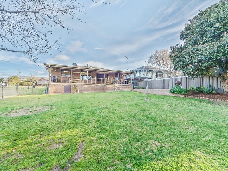 11 Lyall Street, Cowra NSW 2794