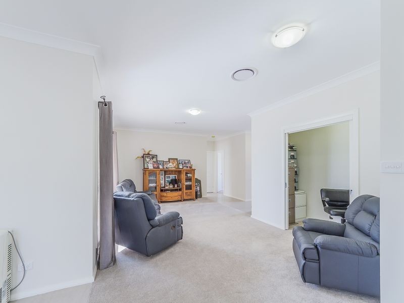 44 London Drive, Cowra NSW 2794