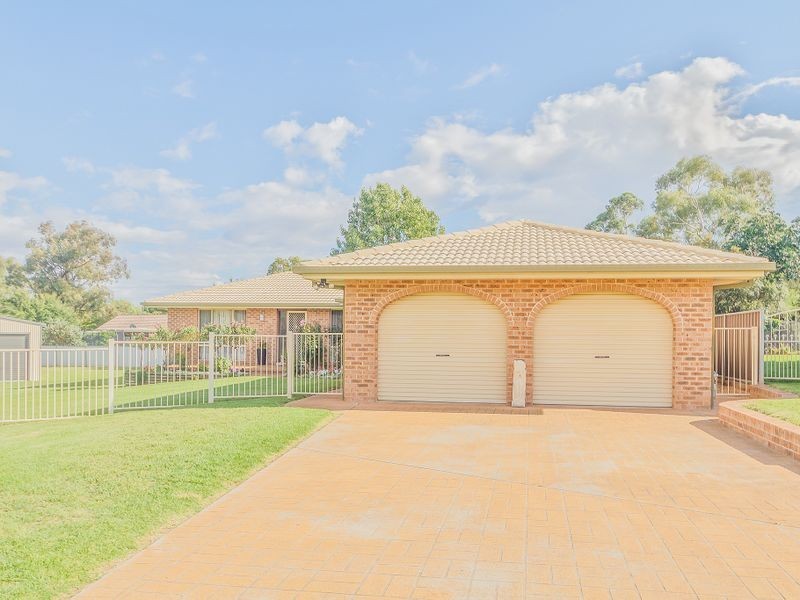 32 Taronga Drive, Cowra NSW 2794