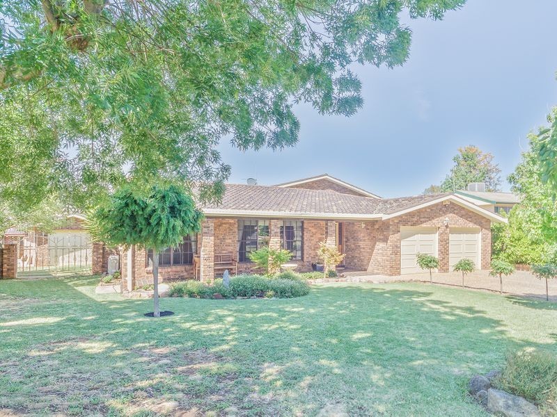 14 Taronga Drive, Cowra NSW 2794