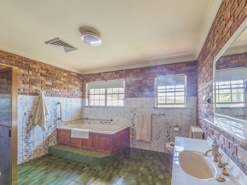 14 Taronga Drive, Cowra NSW 2794