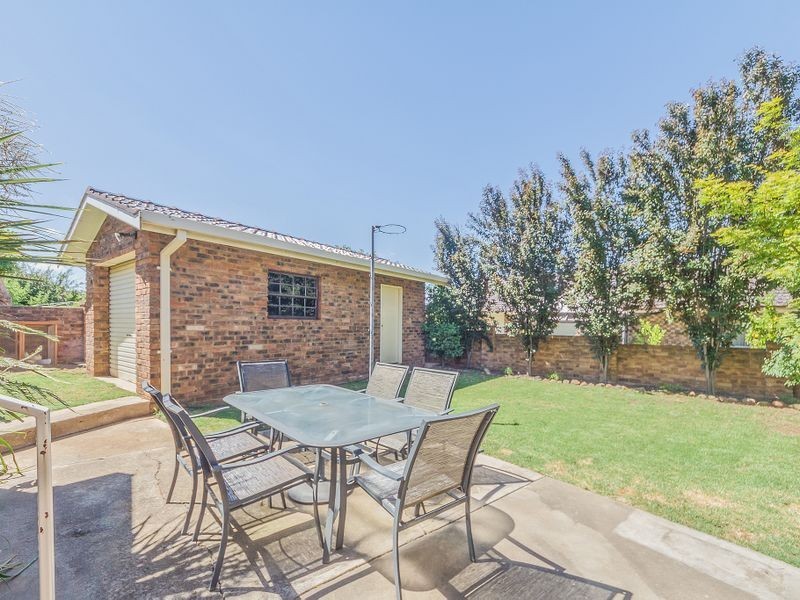 14 Taronga Drive, Cowra NSW 2794
