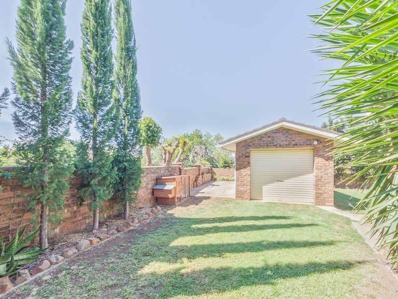 14 Taronga Drive, Cowra NSW 2794