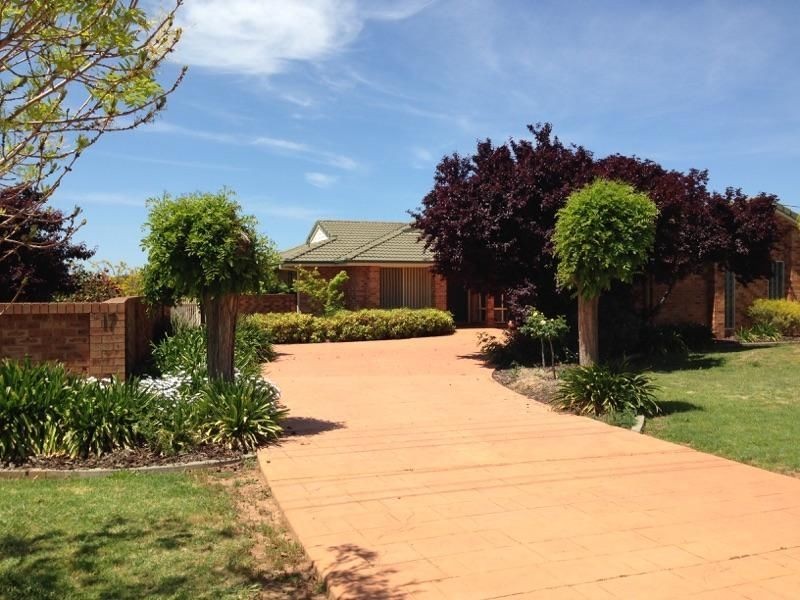 17 Dawson Drive, Cowra NSW 2794