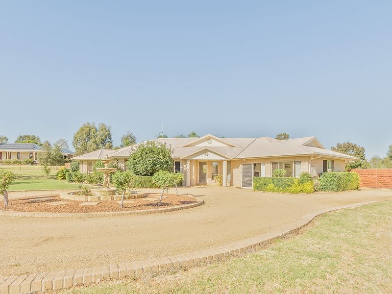 42 Gower Hardy Circuit, Cowra NSW 2794