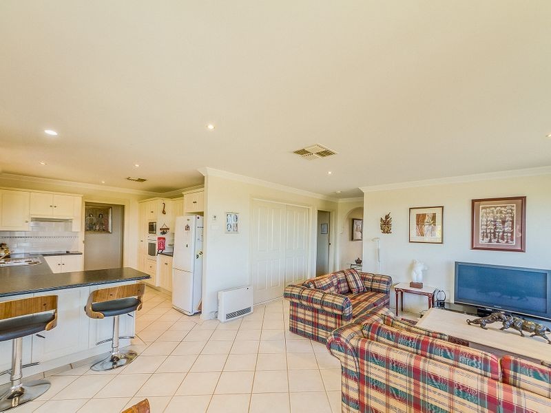 27 Acacia Circle, Cowra NSW 2794