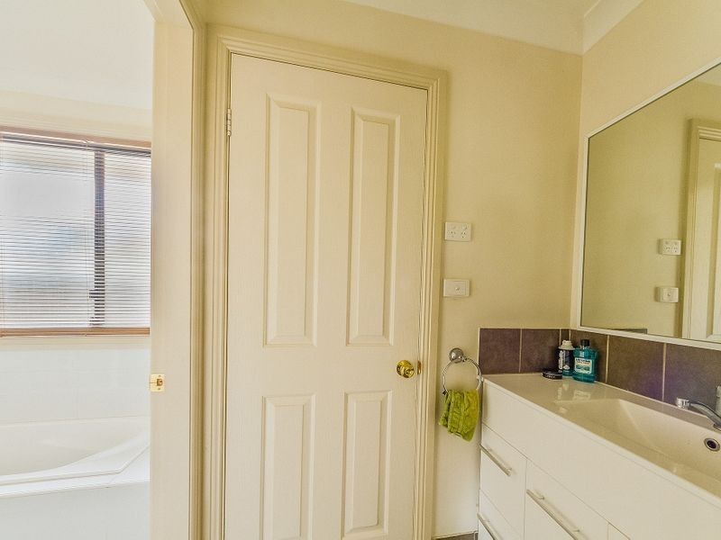 31 Lyall Street, Cowra NSW 2794