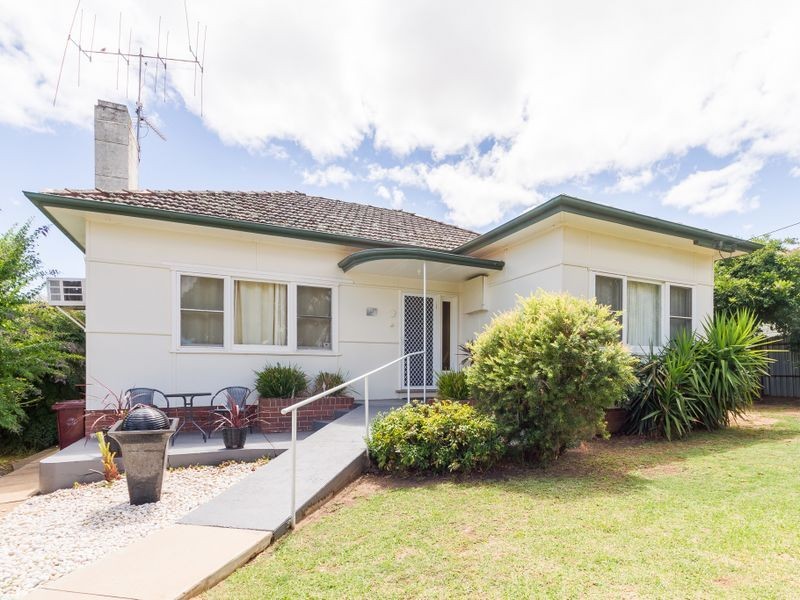12 Macassar Street, Cowra NSW 2794