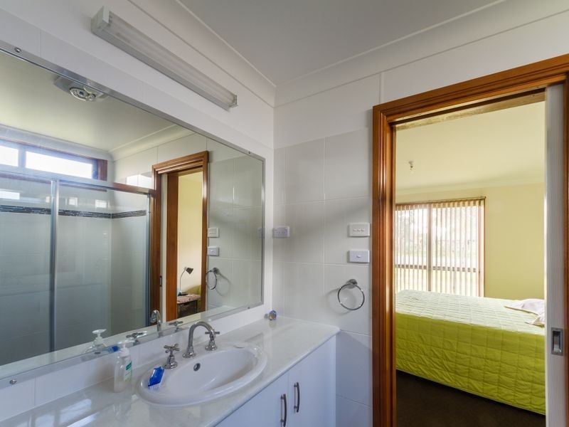 90 Grenfell Road, Cowra NSW 2794