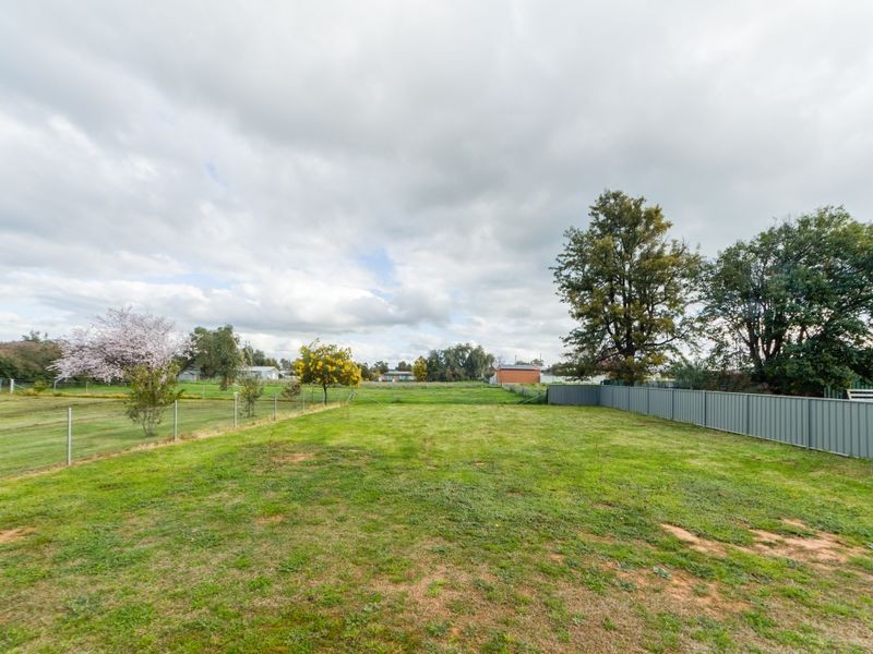 90 Grenfell Road, Cowra NSW 2794