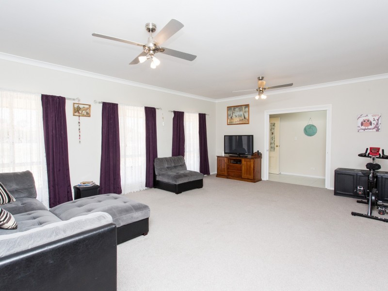22 Vernon Drive, Cowra NSW 2794