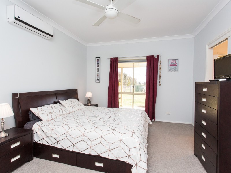 22 Vernon Drive, Cowra NSW 2794