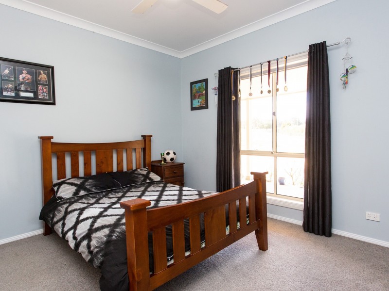 22 Vernon Drive, Cowra NSW 2794