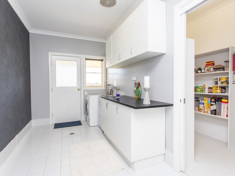 22 Vernon Drive, Cowra NSW 2794