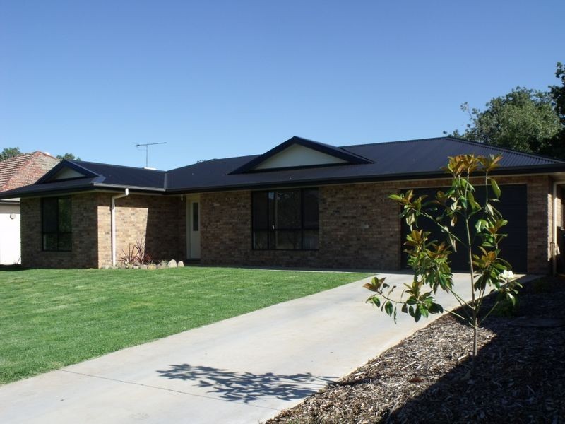 31 Lyall Street, Cowra NSW 2794