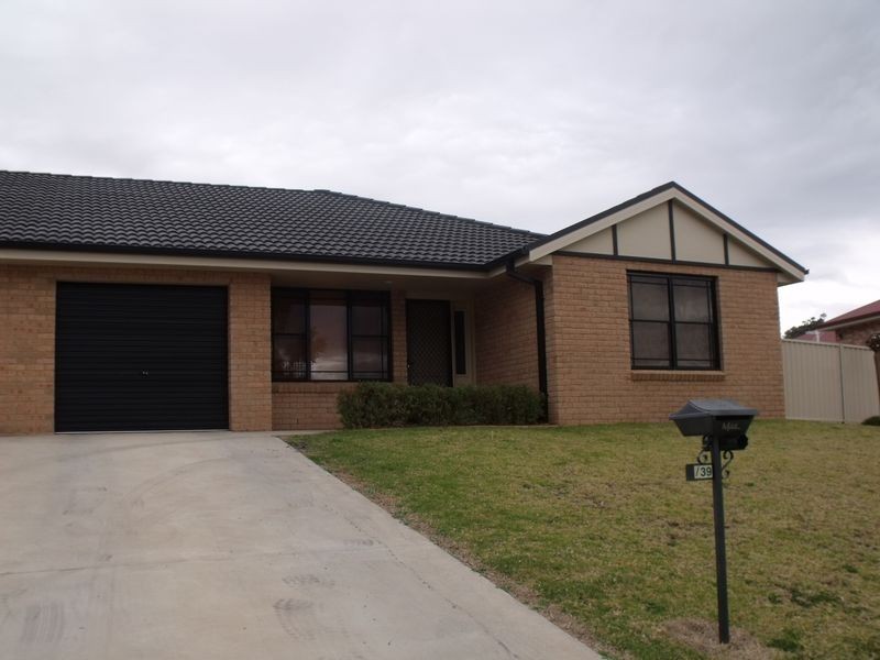 2/39 London Dve, Cowra NSW 2794