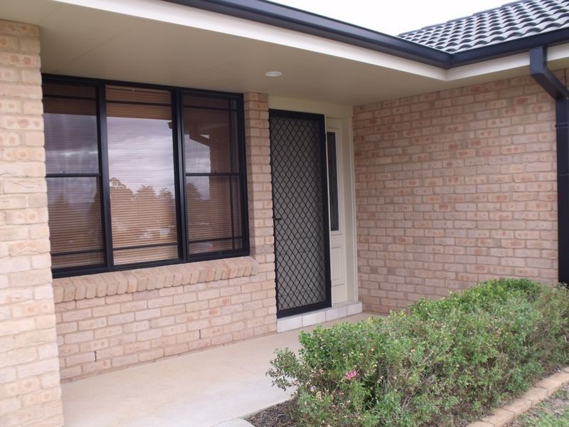 2/39 London Dve, Cowra NSW 2794