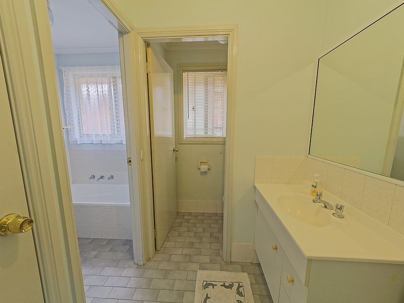 10 Echuca Place, Cowra NSW 2794