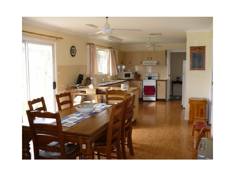8 Mary Road, Cowra NSW 2794