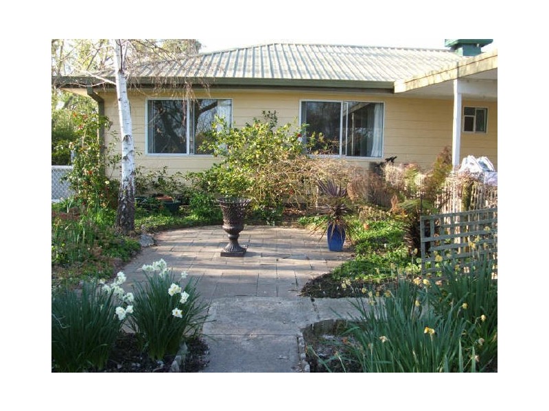 8 Mary Road, Cowra NSW 2794