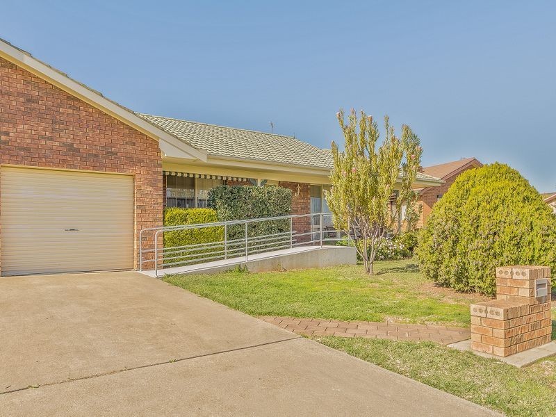 1/16 Echuca Place, Cowra NSW 2794