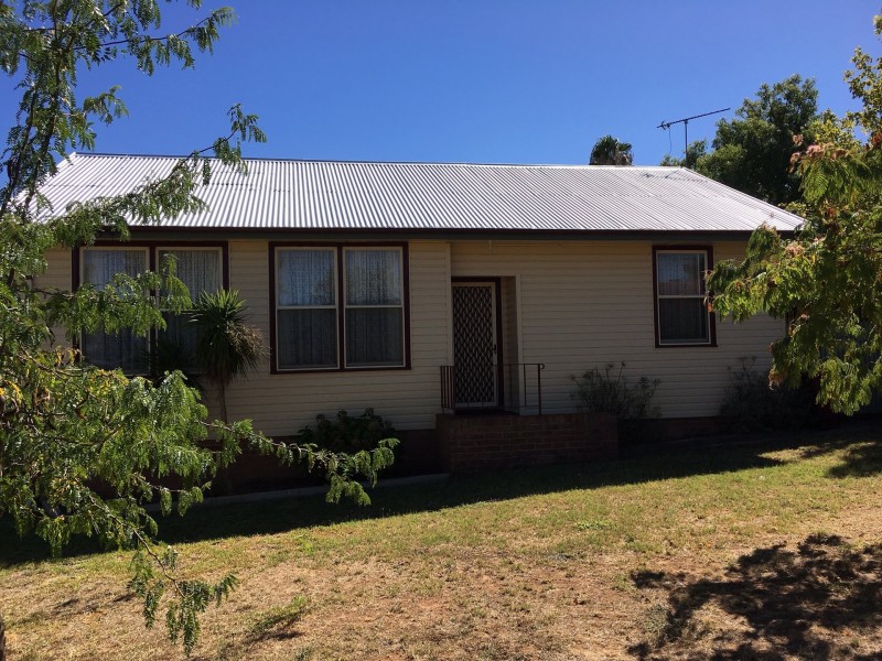 6 Sheahan St, Cowra NSW 2794