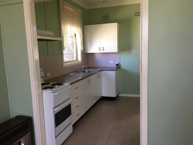 6 Sheahan St, Cowra NSW 2794