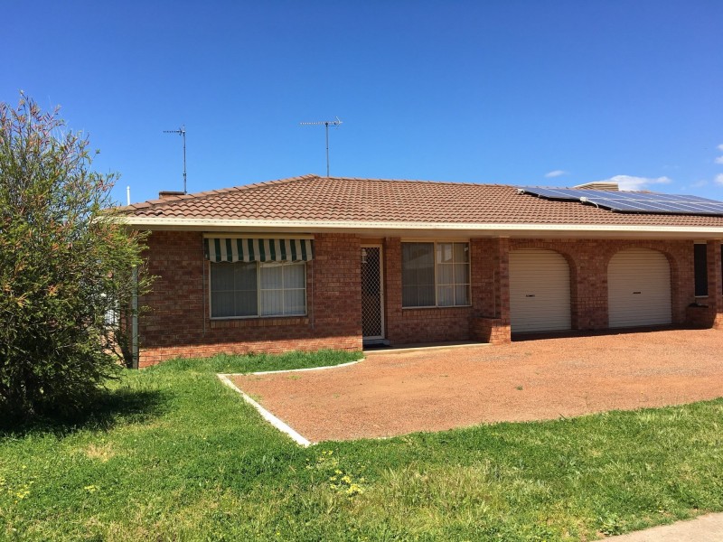 Unit 2/33 Logan St, Cowra NSW 2794