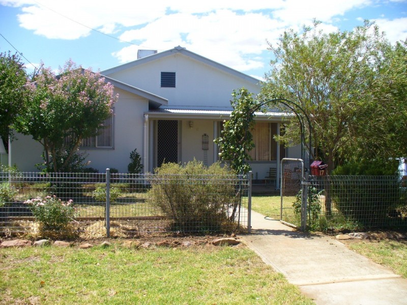 17 Lyall St, Cowra NSW 2794