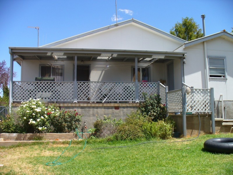 17 Lyall St, Cowra NSW 2794