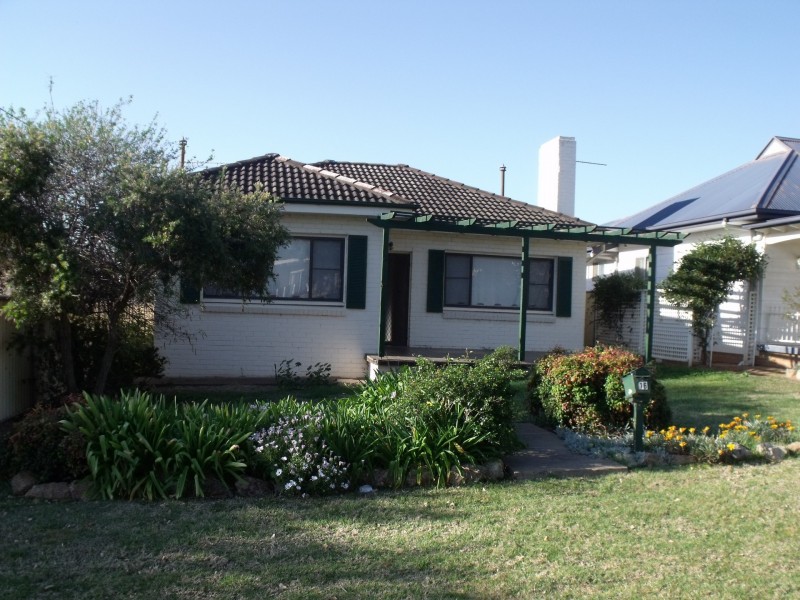 16 Waugoola St, Cowra NSW 2794