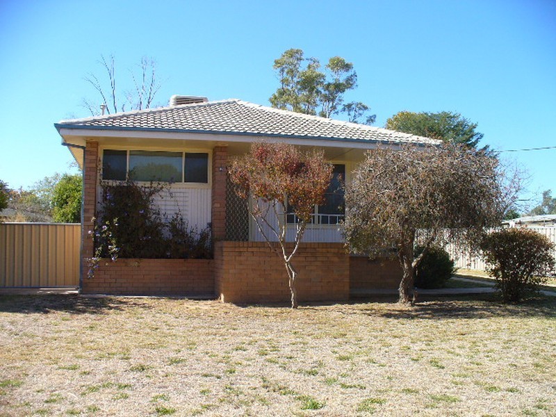 15 Hood St, Cowra NSW 2794