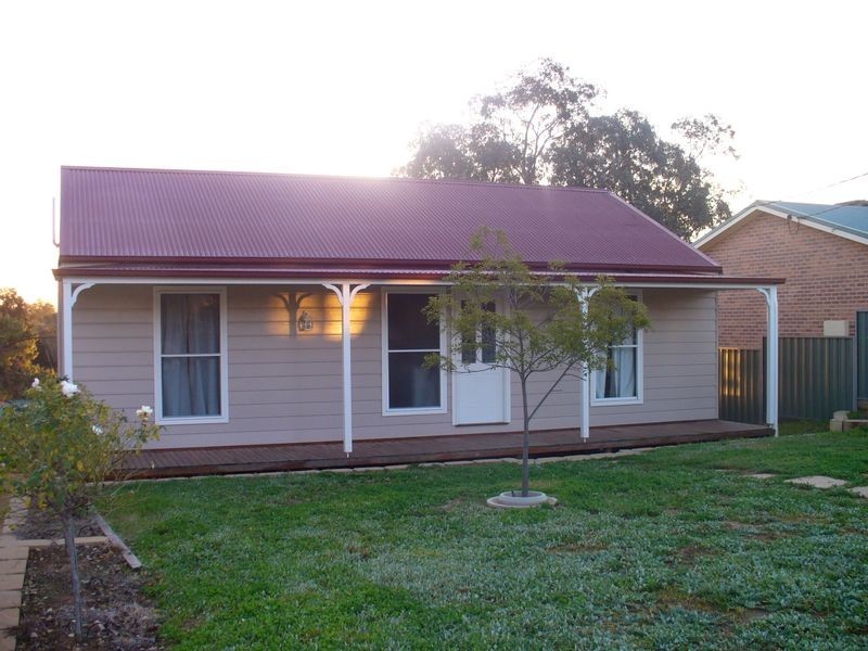 24 Chapman Street, Cowra NSW 2794