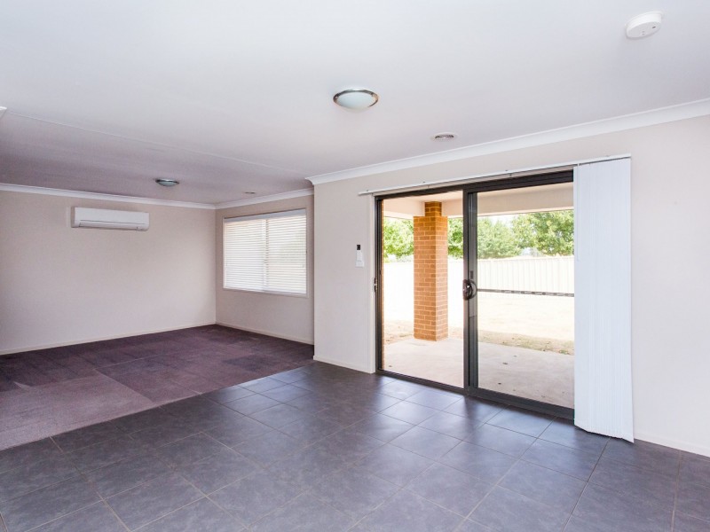 7 Harvest Ct, Cowra NSW 2794
