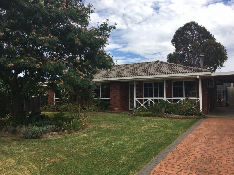 5 Echuca Pl, Cowra NSW 2794