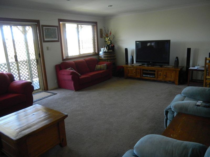 2 Darly Avenue, Kanahooka NSW 2530