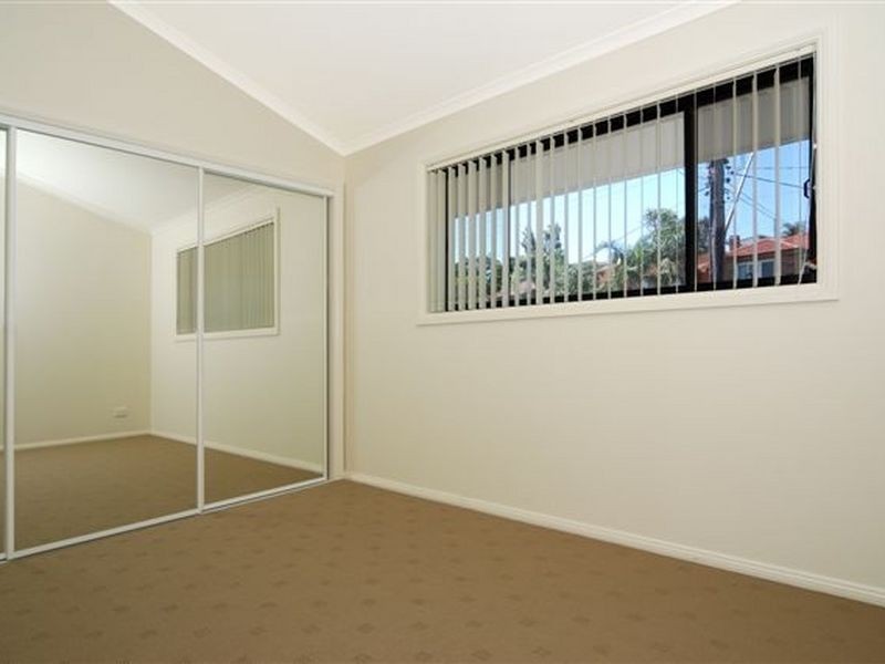 1/33 Northcliffe Drive, Lake Heights NSW 2502