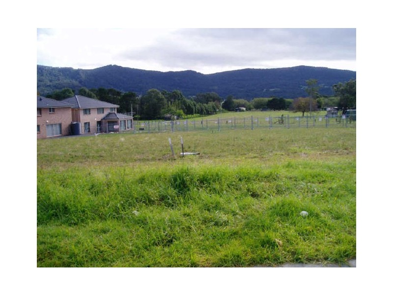 8 Norman Clark Crescent, Horsley NSW 2530