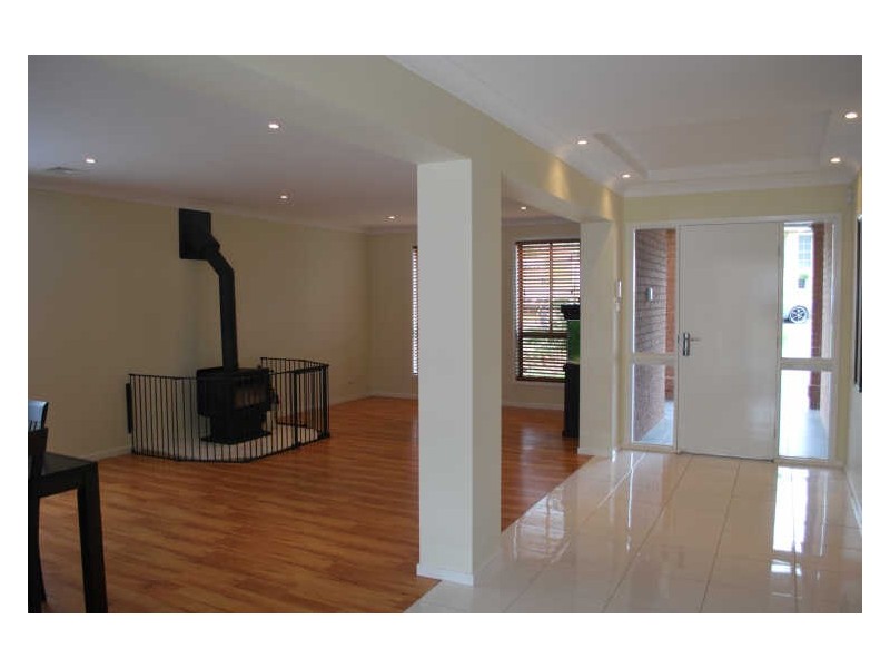 8 Norman Clark Crescent, Horsley NSW 2530