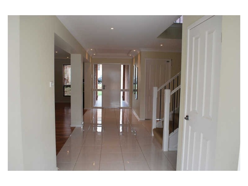 8 Norman Clark Crescent, Horsley NSW 2530