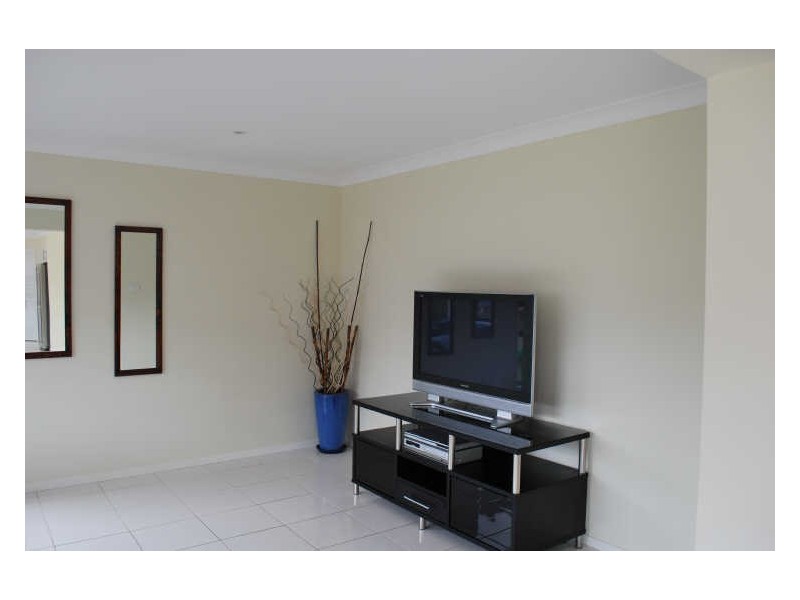 8 Norman Clark Crescent, Horsley NSW 2530