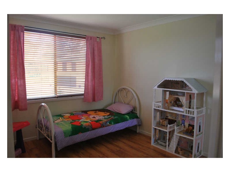 8 Norman Clark Crescent, Horsley NSW 2530