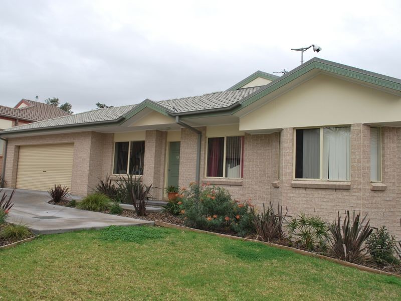 13/4 Forest Grove Drive, Kanahooka NSW 2530